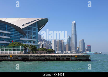 Die Skyline der Stadt von zentraler und dem Convention Center, über Victoria Harbour in Hong Kong, China Stockfoto