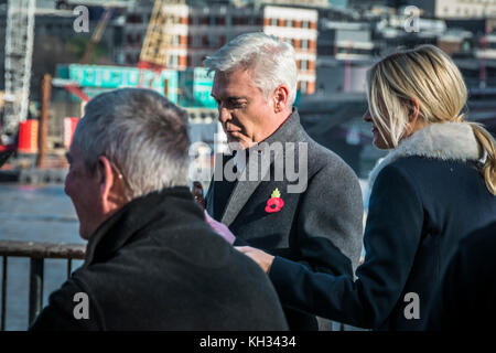 London, England, UK. 6. November 2017. Phillip Schofield Vorbereitung ein Stück auf die Kamera außerhalb der heute Morgen Studios in London South Bank Stockfoto