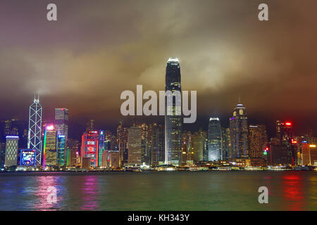 Lichter der Skyline von Zentralen, über Victoria Harbour in der Nacht in Hongkong, China Stockfoto