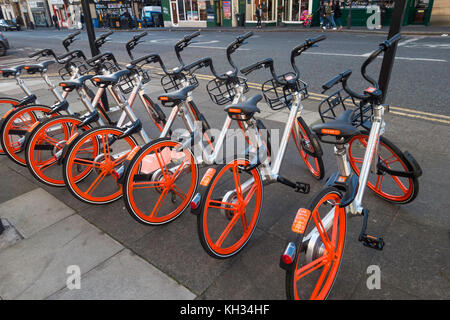 Mobikes, die für die Verwendung durch ein Handy app gemietet werden kann ein GPS-Tracker ausgestattet und können überall in der Stadt wieder verwendet werden. Stockfoto