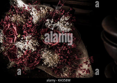 Eine getrocknete Rose Bouquet, auf einem Holztisch Stockfoto