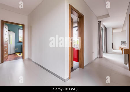 Villa mit weißem Korridor und Holztür Stockfoto