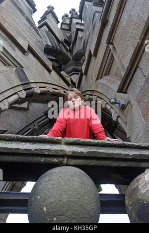 Junge Genießen der Aussicht von Wallace Monument, Stirling, Schottland, Großbritannien Stockfoto