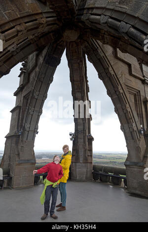 Besucher auf Wallace Monument, Stirling, Schottland, Großbritannien Stockfoto