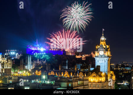 Edinburgh, Schottland - 15. August 2017 - Die malerische Sommer Feuerwerk in Edinburgh während der Royal Military Tattoo und Fringe Festival. Stockfoto