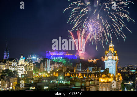 Edinburgh, Schottland - 15. August 2017 - Die malerische Sommer Feuerwerk in Edinburgh während der Royal Military Tattoo und Fringe Festival. Stockfoto