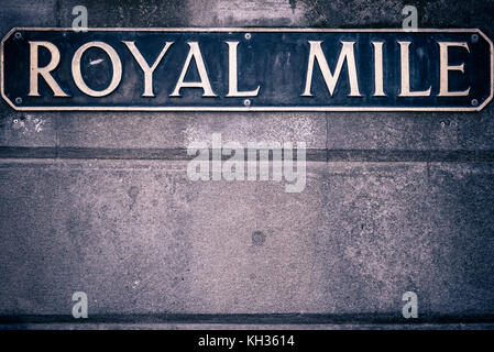 Nahaufnahme der Zeichen der Royal Mile, der berühmten Straße im historischen Viertel von Edinburgh. Stockfoto