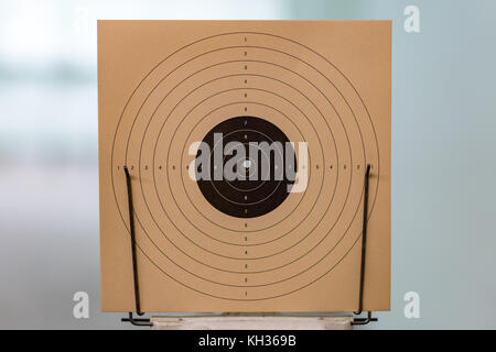 Hand mit der Pistole schießen Ziel Stockfoto, Bild: 144753293 - Alamy