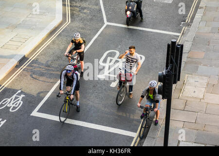 Radfahrer bei Advanced stop Linie warten (ASL), Advanced stop, Bike box Fahrbahnmarkierungen an signalisierten Kreuzung in London, Großbritannien Stockfoto