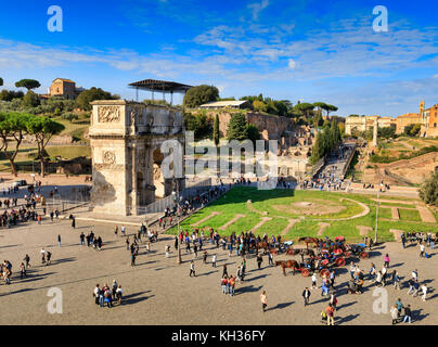 Rom, Italien, 31. Oktober: ((Anmerkung des Editors: belichtungsspielraum dieses Bild wurde digital erhöht.) Triumphbogen des Konstantin (l) und Arch von Titus (r) sind im Kolosseum am 31 Oktober, 2017 in Rom, Italien Rom ist eines der beliebtesten Reiseziele der Welt. Stockfoto