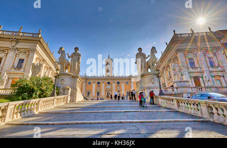 ROM, ITALIEN - OKTOBER 31: (ANMERKUNG DER REDAKTION: Dieses HDR-Bild wurde digital zusammengesetzt.) Die Treppen und Statuen von Castor und Pollux von Michelangelo sind am 31. Oktober 2017 auf dem Kapitolinischen Hügel in Rom zu sehen. Rom ist eines der beliebtesten Reiseziele der Welt. Stockfoto