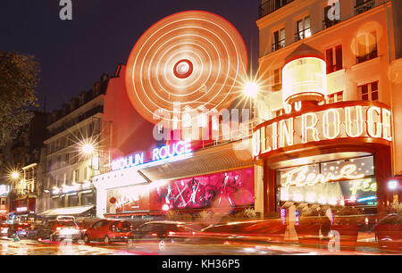 Das Moulin Rouge bei Nacht, Paris, Frankreich. Es ist ein berühmtes Kabarett, das 1889 erbaut wurde und sich im Pariser Rotlichtviertel Pigalle befindet Stockfoto