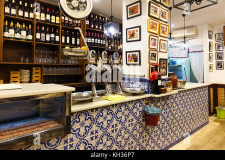 Innenraum der typische Tapas Bar in Malaga, Andalusien, Spanien. Stockfoto