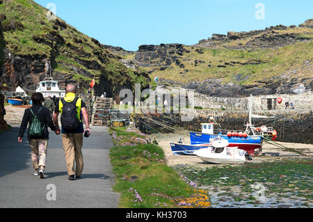 Besucher rund um den Hafen von Boscastle in Cornwall, England, Großbritannien, Großbritannien. Stockfoto