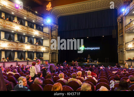 Publikum im Innenraum Theater Cervantes, Teatro Cervantes Málaga und warten auf die Show, Costa del Sol, Andalusien, Spanien. Stockfoto