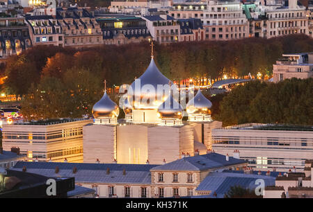 Die russisch-orthodoxe Kirche in der Nähe des Quai Branly und des Eiffelturms in Paris, Frankreich. Stockfoto