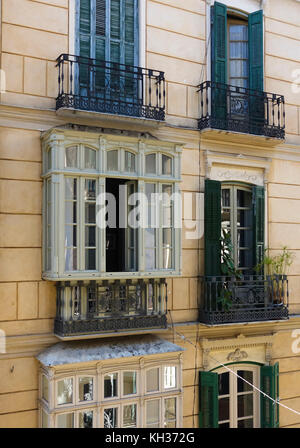 Spanische andalusischen Stil Fassade, mit Fensterläden und Balkon, Malaga, Spanien Stockfoto