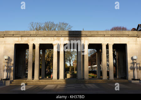 Southport war Memorial fünf offene Kolonnaden mit vier Paar Steinsäulen und gusseisernen Lampenstandards, Schatten im Zentrum in lancashire uk Stockfoto