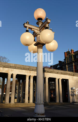 Gusseisen geclusterte Lampe Standard mit geriffelten Säule und fünf Glaskugeln vor der südport-Kriegsdenkmal-Steinkolonnade In lancashire uk Stockfoto