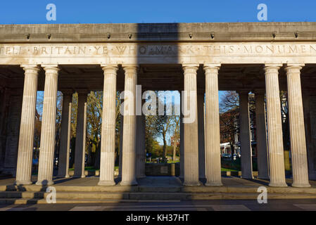 Southport war Memorial North East Colonnade zeigt vier Paar Steinsäulen und zentralen Schatten in lancashire uk Stockfoto