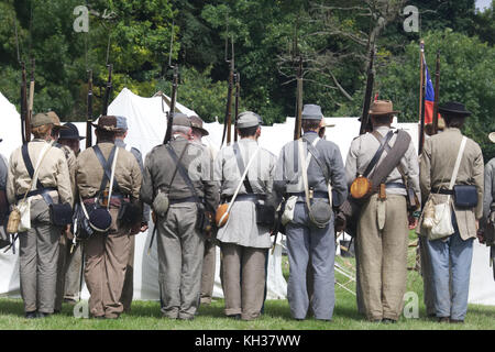 Der konföderierten Armee in der Linie für die Wiederinkraftsetzung des Amerikanischen Bürgerkriegs Stockfoto