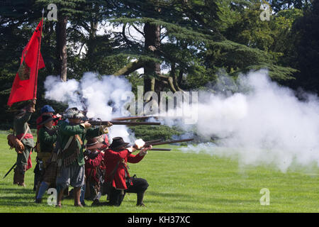 Reenactment des Englischen Bürgerkriegs zwischen den Abgeordneten und den Royalisten Stockfoto