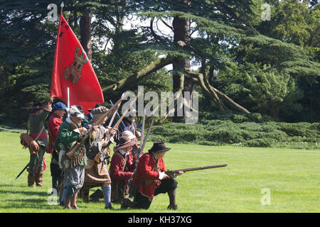 Reenactment des Englischen Bürgerkriegs zwischen den Abgeordneten und den Royalisten Stockfoto