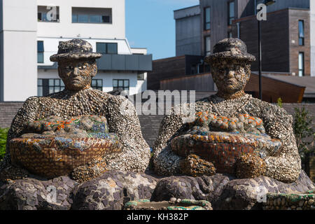 Obst- und Gemüsehändler und Schafe, eine Skulptur in London Felder, Hackney. An einem sonnigen Tag im August. Stockfoto