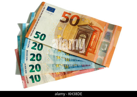 Euro Banknoten in kleinen Stückelungen in Form angeordnet sind. Ausschnitt auf weißen Hintergrund. Konzept Foto Budgetierung, Löhne zu illustrieren, Kosten, etc. Stockfoto