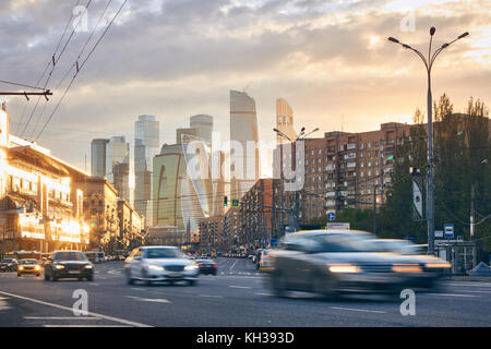 Stadtbild der Stadt bei Sonnenuntergang mit den Wolkenkratzern der Moscow International Business Center (auch als Stadt Moskau bekannt) im Hintergrund und Verkehr an Stockfoto