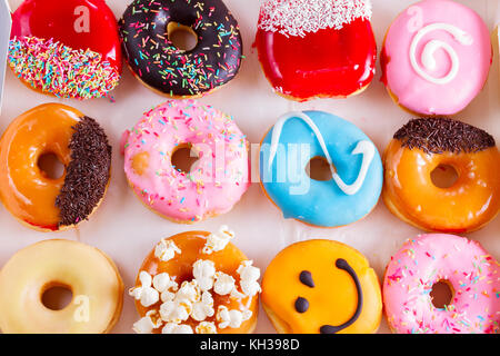 Süße Krapfen Gebäck in Feld, Ansicht von oben Szene Stockfoto