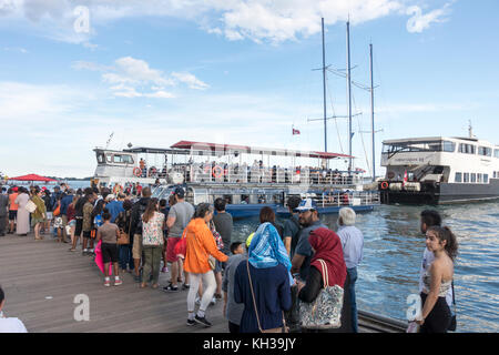 Touristen Line up an Bord Kreuzfahrt Boote an der Toronto der beliebten Hafenpromenade am Ufer des Lake Ontario Stockfoto