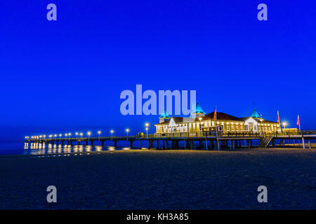 Bild von der berühmten Seebrücke von Ahlbeck, Deutschland, bei Nacht Stockfoto