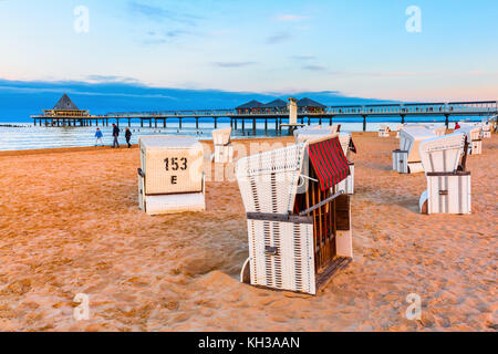 Seebrücke von Heringsdorf, Usedom, Deutschland, mit Kapuze liegen im Vordergrund. Stockfoto