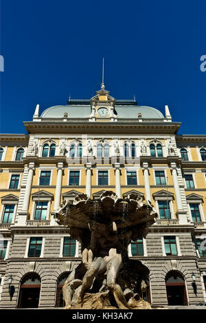 Central Post Office und mittleren europäischen Post- und Telegraphen Museum, Piazza Vittorio Veneto entfernt. Triest, Italien, Europa. Strahlend blauer Himmel, kopieren Raum Stockfoto