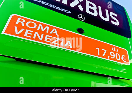 Kostengünstige Verkehrsmittel Bus. Werbung auf der Rückseite FlixBus Trainer Werbung günstiger Tarif von Rom nach Venedig. Intercity Bus Service in Europa. Stockfoto