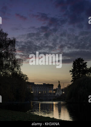 Buckingham Palace bei Sonnenuntergang Stockfoto