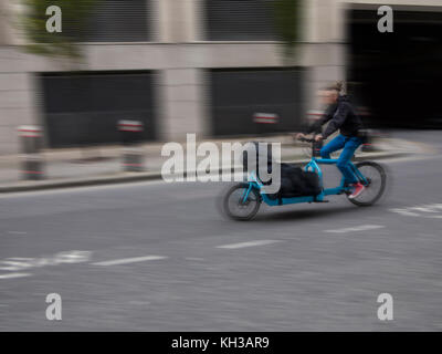 Ein Reiter auf einem ungewöhnlichen Fahrrad in der City von London Stockfoto
