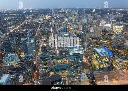 Hohen winkel Blick über die Innenstadt von Toronto bei Nacht. Provinz Ontario, Kanada. Stockfoto
