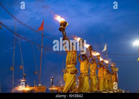 Varanasi Ganga Aarti Zeremonie Rituale vor Sonnenaufgang von jungen Priestern in Assi Ghat Varanasi, Indien durchgeführt. Stockfoto