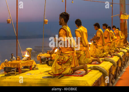 Varanasi Ganga Aarti Zeremonie Rituale vor Sonnenaufgang von jungen Priestern in Assi Ghat Varanasi, Indien durchgeführt. Stockfoto