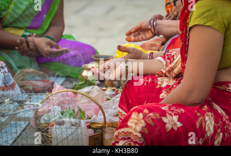 Hände von hinduistischen Frauen halten die Gebet Mantras als Teil einer rituellen Zeremonie am Ganges ghat Varanasi, Indien. Stockfoto