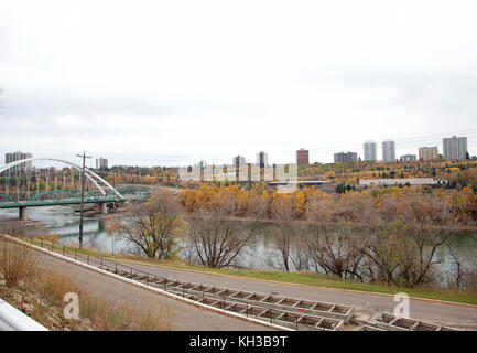 Blick auf die Skyline von Edmonton im Herbst mit der walterdale Bridge und North Saskatchewan River Stockfoto