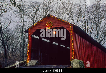 Pool Forge rot überdachte Brücke Weihnachtskranz und Lichter in Lancaster Co., Pennsylvania, USA, Baujahr 1859, Amish Land, FS 17,92. 300 ppi Stockfoto