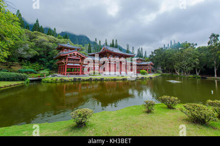 Schöne byodo-in Tempel mit der Koolau Berge im Tal der Tempel auf Oahu, Hawaii Stockfoto