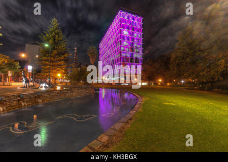 Rat haus in Perth. Ein 13-stöckiges Bürogebäude neben Stirling Gärten auf St Georges Terrace, Perth, Western Australia eingestellt. Es leuchtet Stockfoto