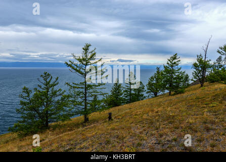 Landschaft von Kap Khoboy, Insel Olchon, Baikalsee, Sibirien, Russland an einem bewölkten, stürmisch, Tag. Stockfoto