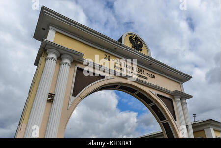 Royal arch Tor, im Jahre 1891 zu Ehren von Kronprinz baute Nikolaus II., der Rückkehr aus Japan wurde über ulan-ude, Russland. Mit 20-21 Juli 1891 eingeschrieben Stockfoto