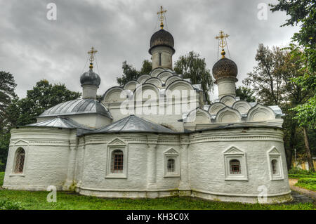 Russisch-orthodoxe Kirche des Erzengels Michael auf arkhangelskoye Palace. im Jahre 1646 im klassizistischen Stil erbaut. Stockfoto