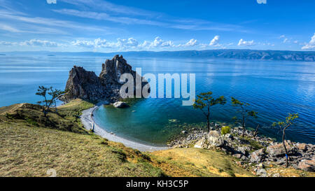 Schamane rock, Insel Olchon, Baikalsee, Russland an einem Sommertag. Stockfoto